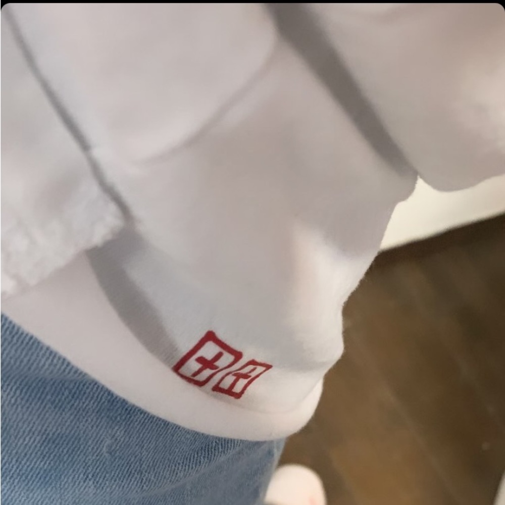 Size a xs in men this a ksubi shirt I wore it twice it’s clean